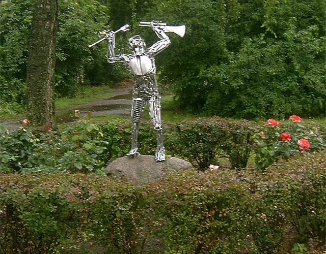 Skulptur beim Anti-Kriegsmuseum in Wedding