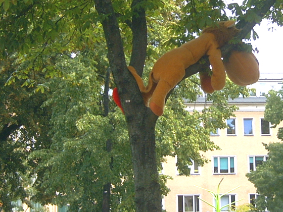 Plüschtier im Baum