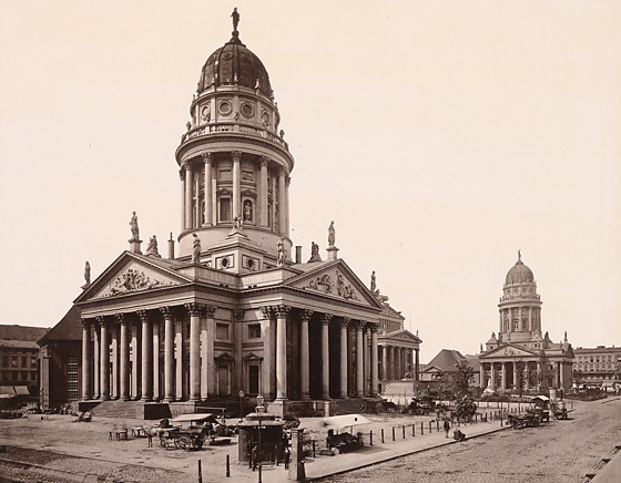 Gontard Carl von (1731-1791), Gendarmenmarkt und Deutscher Dom, Berlin: Gesamtansicht von Südosten mit Schauspielhaus und Französischem Dom. Foto auf Karton, 21,70 x 27,50 cm. Architekturmuseum der Technischen Universität Berlin Inv. Nr. F 0057,1.