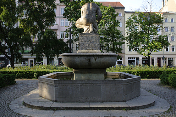 Geldzählerbrunnen von Ernst Wenck aus dem Jahr 1912 - Rückseite