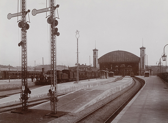 Cornelius & Klingholz , Umgestaltung des Stettiner Bahnhofs, Berlin: Blick auf die Gleishalle. Foto auf Karton, 42,5 x 58,7 cm (inkl. Scanrand). Architekturmuseum der Technischen Universität Berlin Inv. Nr. BZ-F 19,006.