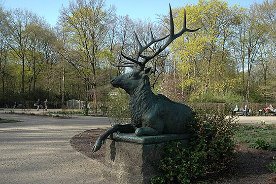 Hirsch-Statue im Rosengarten (Großer Tiergarten)