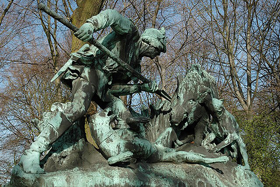 Skulptur mit Jagdszene an der Fasanerieallee im Großen Tiergarten