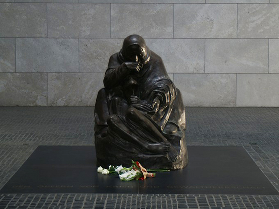 Skulptur "Mutter mit totem Sohn" von Käthe Kollwitz (8. Juli 1867 in Königsberg; † 22. April 1945 in Moritzburg bei Dresden) - Neue Wache Berlin