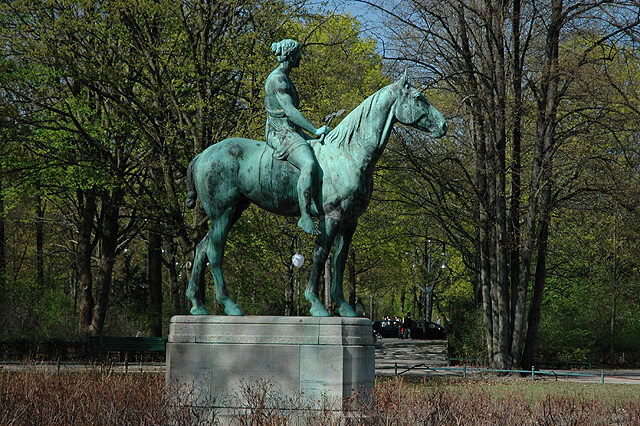 Amazone zu Pferde, 1905 von Louis Tuaillon.