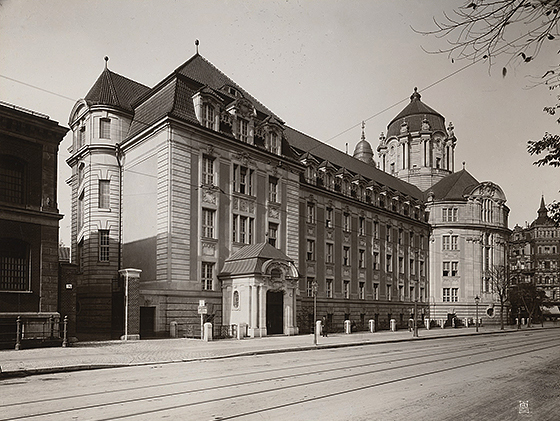 Mönnich Rudolf (1854-1922), Kriminalgericht und Untersuchungsgefängnis Berlin-Moabit, Erweiterungsbau (1902–1906), Foto auf Karton, 28,8 x 40,7 cm, Architekturmuseum der Technischen Universität Berlin Inv. Nr. BZ-F 24,004.