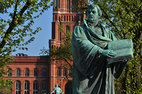 Denkmal des Reformators Martin Luther am Neuen Markt in Berlin Mitte