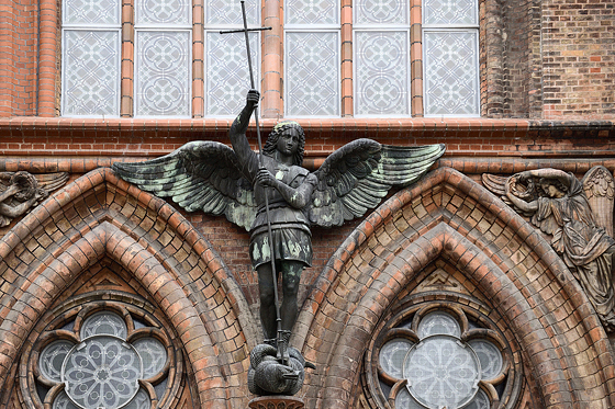 Der Erzengel Michael am Portal der Friedrichswerderschen Kirche
