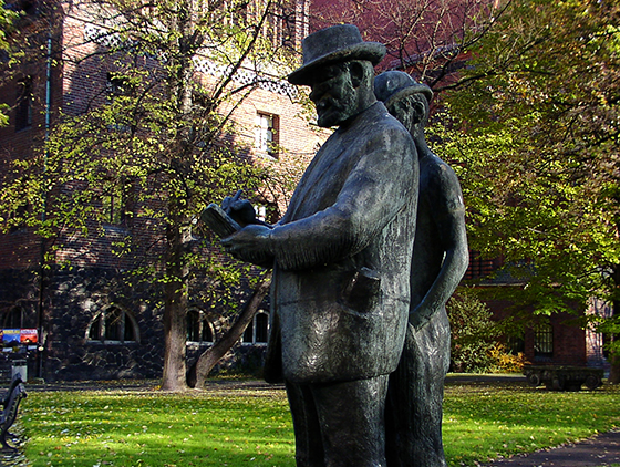 Zille-Denkmal im Köllnischen Park von Heinrich Drake (1903 - 1994), geschaffen 1964/65, im Hintergrund das Märkische Museum